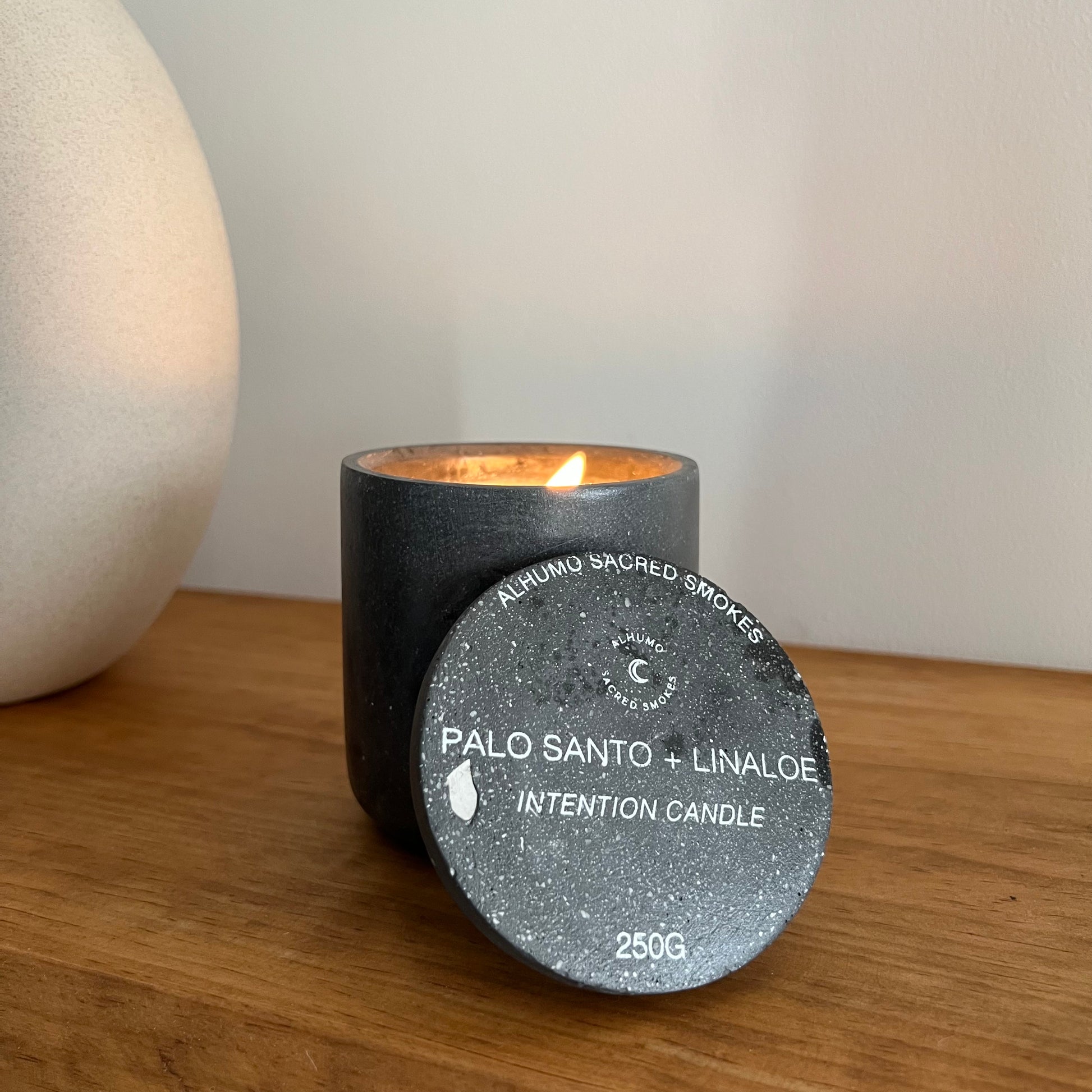 Vela de Concreto Palo Santo + Linaloe - Alhumo Sacred Smokes