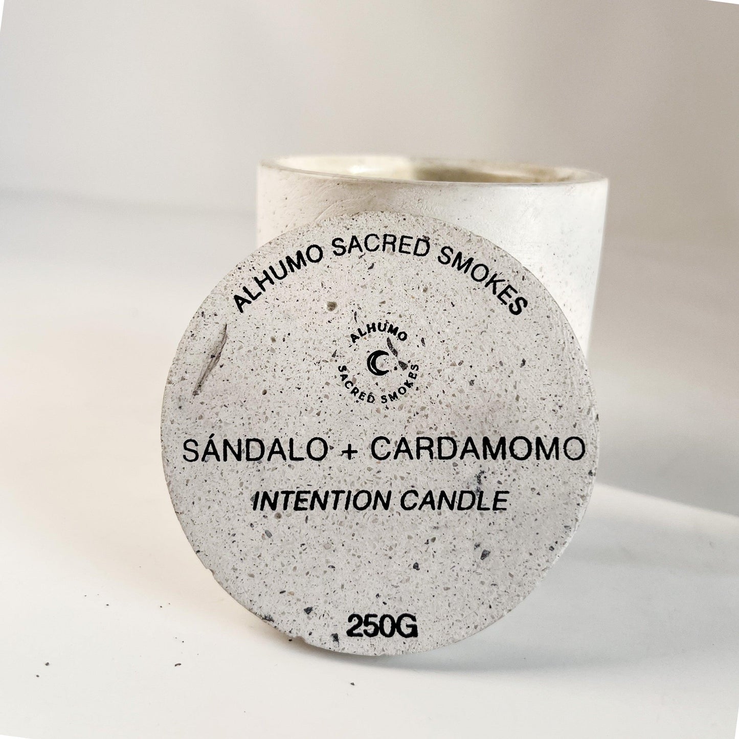 Vela de Concreto Sándalo Blanco + Cardamomo - Alhumo Sacred Smokes