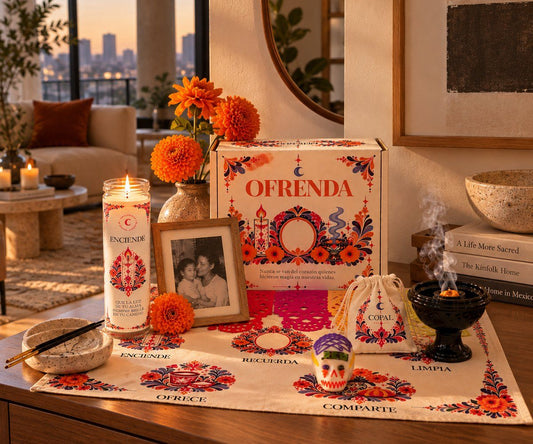 Kit Ofrenda de Alhumo Sacred Smokes armado en una sala con veladora encendida y cempasúchil