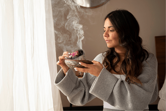 Regina, fundadora de Alhumo, sahumando en ritual de Luna Llena en Aries