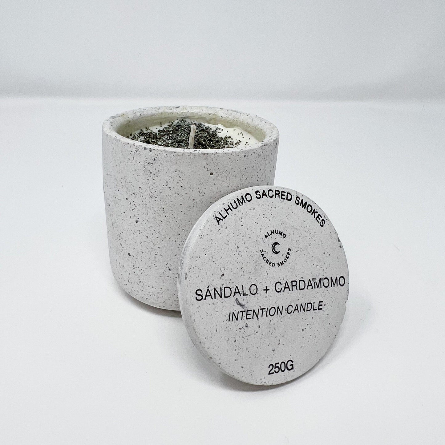 Vela de Concreto Sándalo Blanco + Cardamomo - Alhumo Sacred Smokes